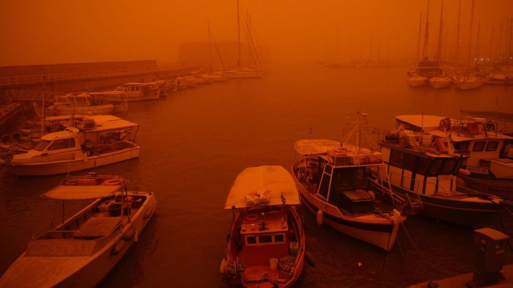 Creta, transformată de o furtună puternică și praf saharian: Cerul s-a înroșit și zborurile au fost afectate Insula Creta a fost scena unui fenomen meteorologic extrem care a transformat radical peisajul și a generat perturbări importante
