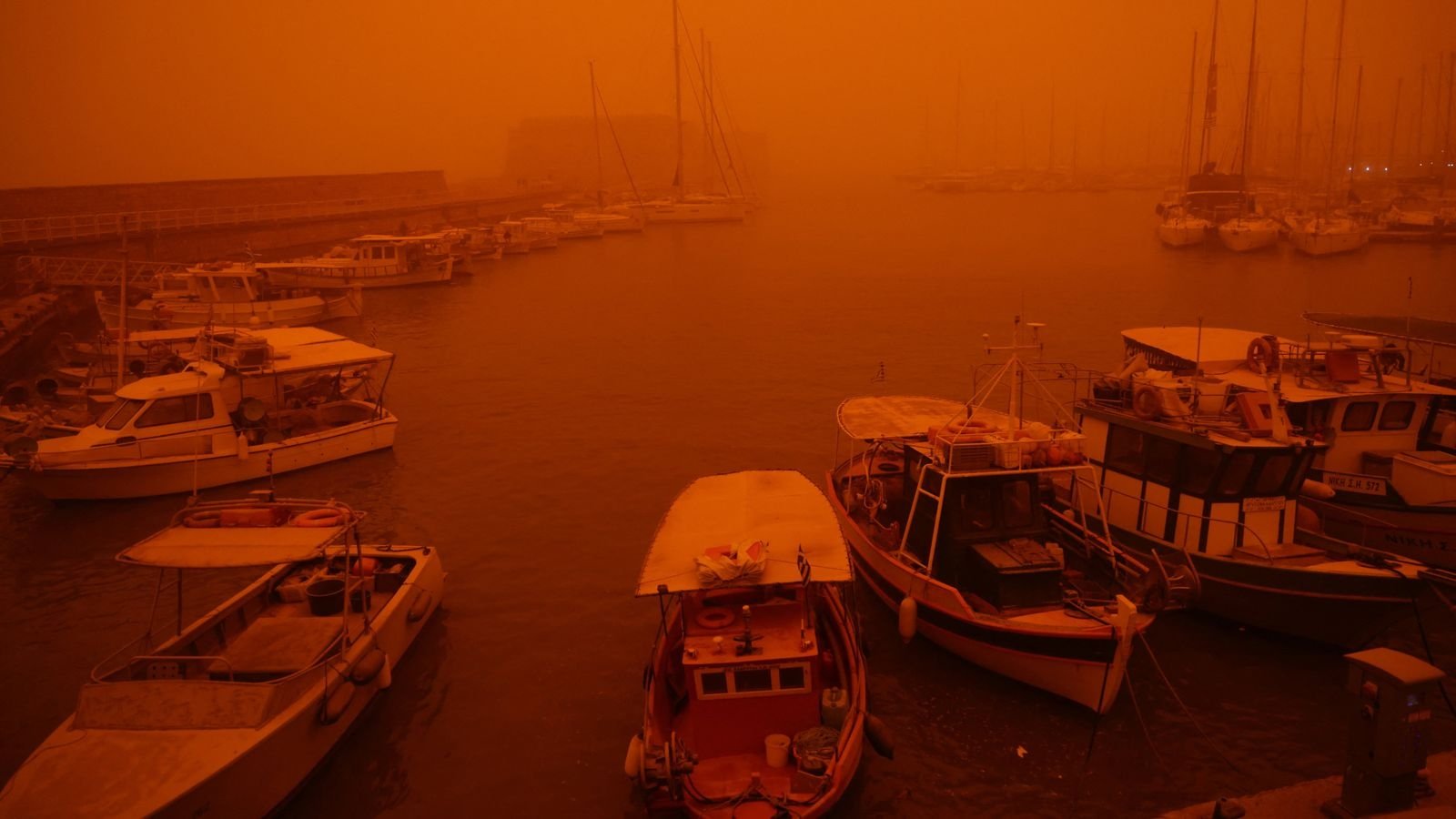 Creta, transformată de o furtună puternică și praf saharian: Cerul s-a înroșit și zborurile au fost afectate Insula Creta a fost scena unui fenomen meteorologic extrem care a transformat radical peisajul și a generat perturbări importante