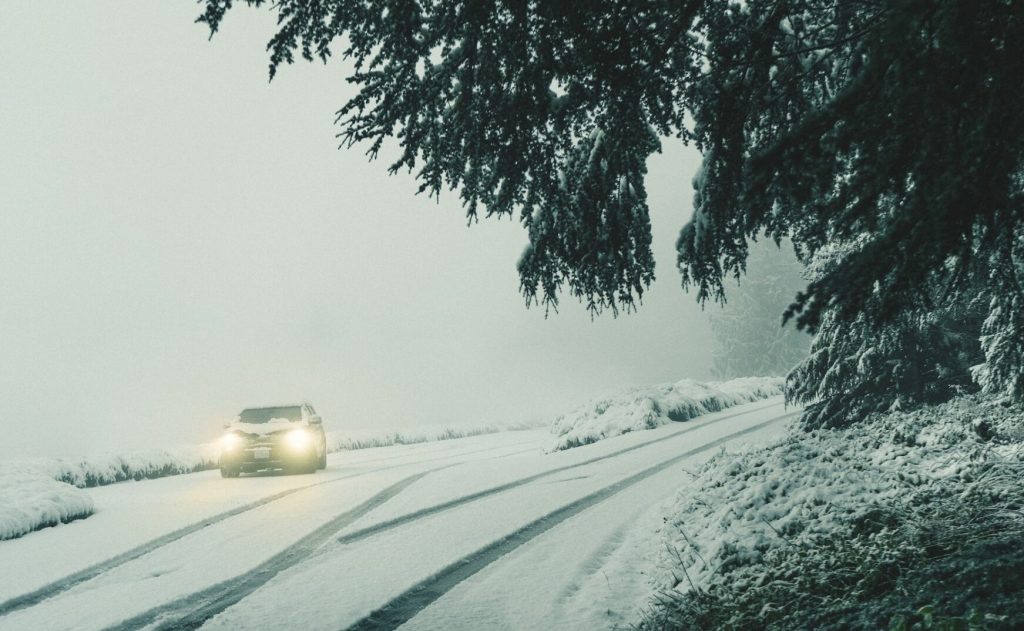 Zăpadă și Probleme pe DN 18: Pasul Prislop, Blocat de Ninsoare Traficul rutier pe Drumul Național 18, care străbate Pasul Prislop la altitudinea de 1.400 de metri, este afectat joi de ninsoarea abundentă