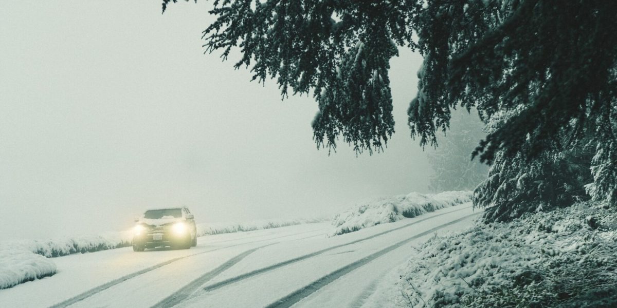 Ninsorile blochează DN 18: Pasul Prislop, legătura cu Suceava, sub zăpadă