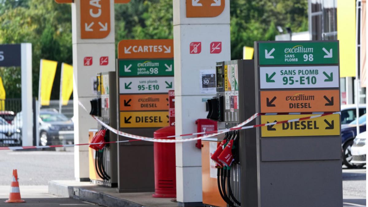 O criză de combustibil lovește Franța: Aproape o cincime din benzinării, afectate Aproape una din cinci benzinării din Franța se confruntă cu lipsa unuia sau mai multor tipuri de combustibil, conform informațiilor recente