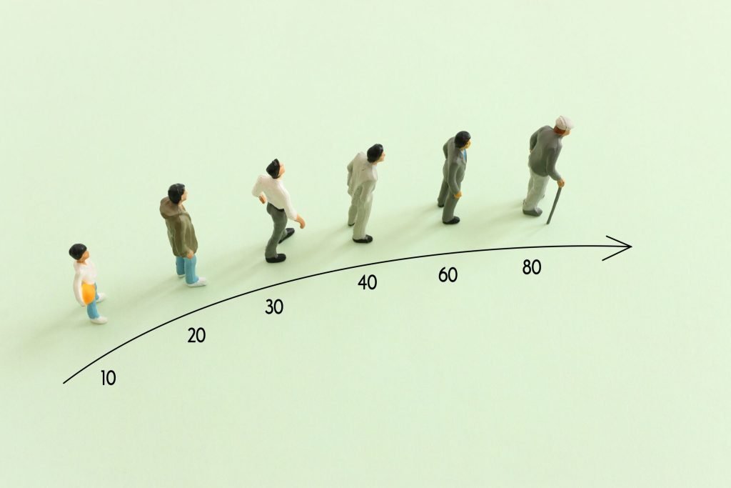 Îmbătrânirea, un proces natural al vieții, este adesea umbrită de prejudecăți și stereotipuri, un fenomen cunoscut sub numele de ageism, care ne poate afecta sănătatea și longevitatea