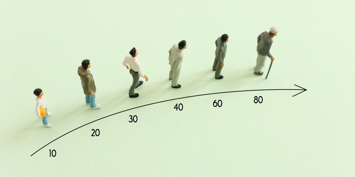 Îmbătrânirea, un proces natural al vieții, este adesea umbrită de prejudecăți și stereotipuri, un fenomen cunoscut sub numele de ageism, care ne poate afecta sănătatea și longevitatea