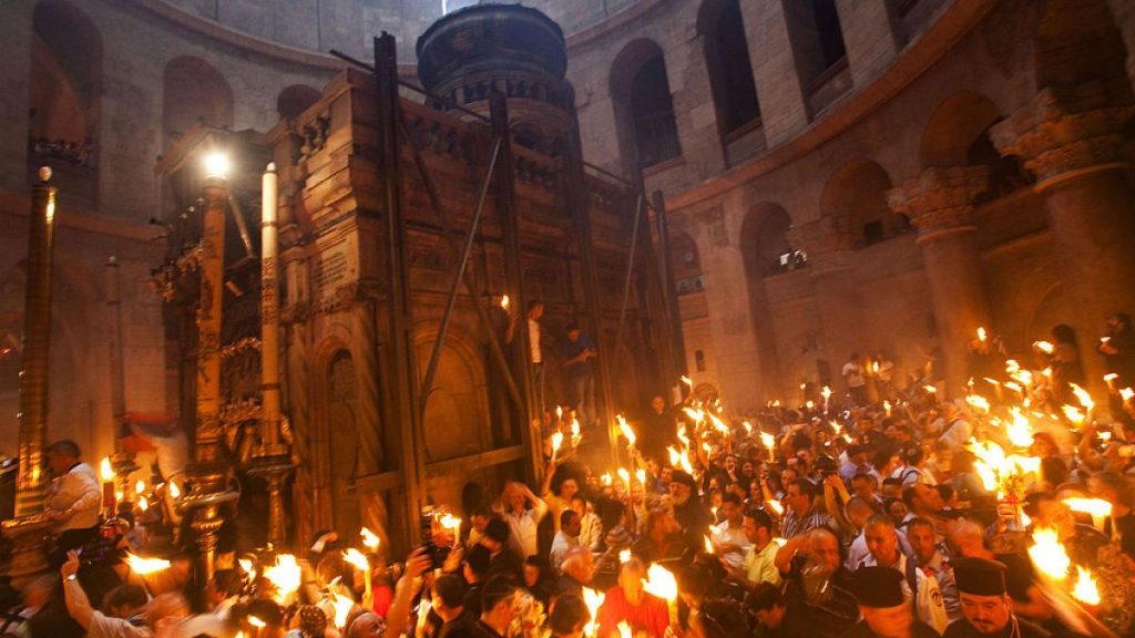Paștele sub tensiuni: Cum sărbătoresc credincioșii din Ierusalim IERUSALIM – Sărbătoarea Paștelui este celebrată anul acesta la Ierusalim sub semnul tensiunii și al unei alerte maxime