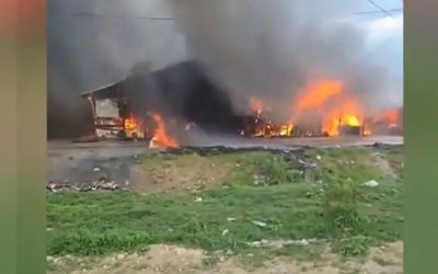 Incendiu DEVASTATOR în Orăștie: 17 locuințe sociale, mistuite de flăcări. Cauza, necunoscută
