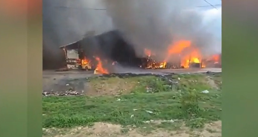 Incendiu DEVASTATOR în Orăștie: 17 locuințe sociale, mistuite de flăcări. Cauza, necunoscută