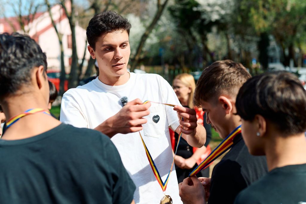 DAVID POPOVICI, GEST UMANITAR PENTRU COPIII DINTR-O CASĂ FAMILIALĂ DIN SECTORUL 4 Sportivul DAVID POPOVICI, ambasador al Fundației Hope and Homes for Children România, a petrecut timp cu cei 12 copii dintr-o casă familială din sectorul 4 al Capitalei