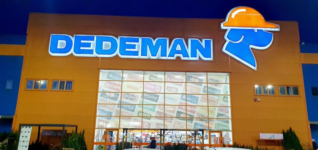 Denumirea lanțului de magazine Dedeman, o improvizație de moment, a devenit un nume de brand recunoscut la nivel național, model de succes în retailul românesc