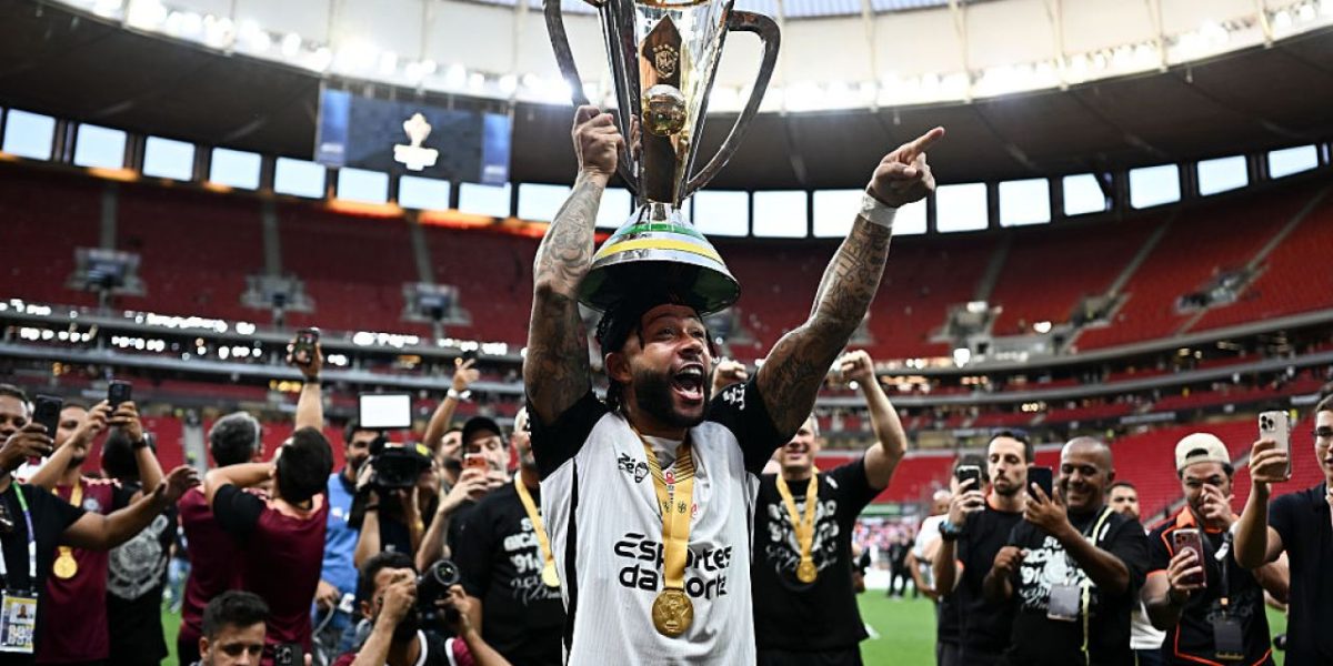 Depay, scandal cu fanii: A aterizat cu elicopterul la meci