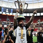 Depay, scandal cu fanii: A aterizat cu elicopterul la meci