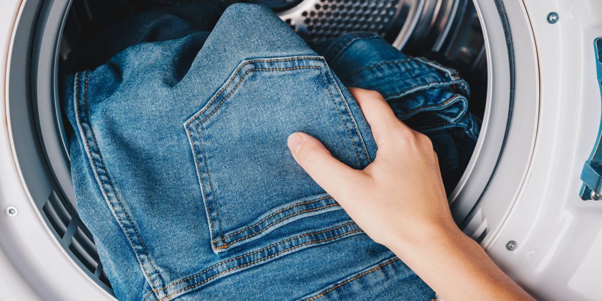 Cei care își lasă blugii pe scaun pentru a-i purta de mai multe ori fac, se pare, un lucru corect