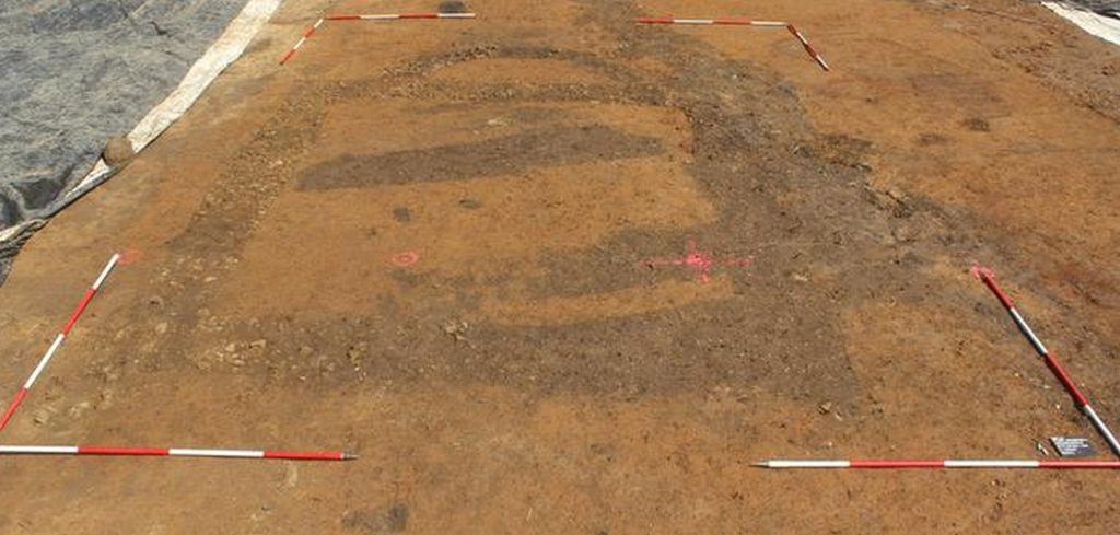 Frankfurt: Un sanctuar roman ridică vălul misterului asupra practicilor religioase antice O descoperire arheologică majoră sub străzile orașului german Frankfurt aduce la lumină un complex de cult roman de o importanță remarcabilă