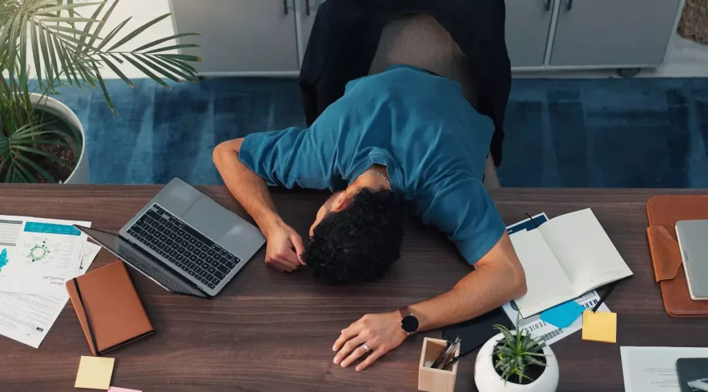 Angajat a dat în judecată firma: 500.000€ despăgubiri pentru zeci de luni de muncă fără pauză