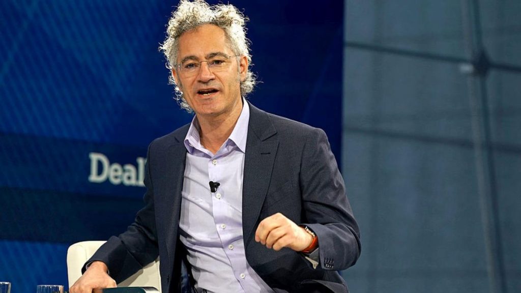 Directorul general al companiei PALANTIR Technologies, ALEX KARP, anticipează o schimbare seismică pe piața muncii, odată cu ascensiunea inteligenței artificiale