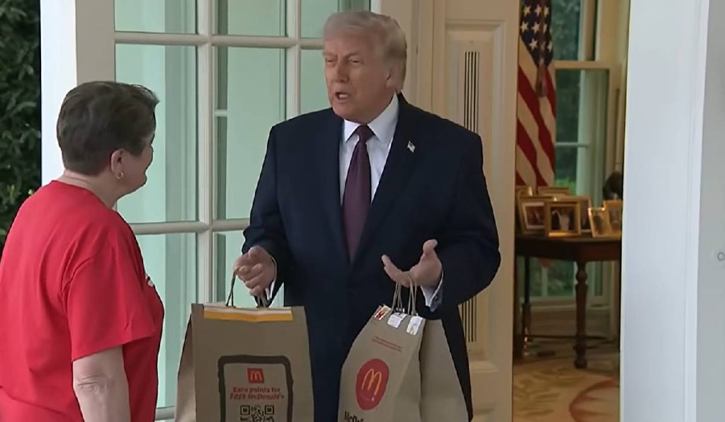 Trump a mâncat de la McDonald’s în timpul conferinței, vorbind de criza din Ormuz