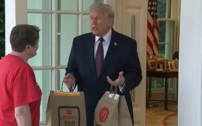 Trump a mâncat de la McDonald’s în timpul conferinței, vorbind de criza din Ormuz