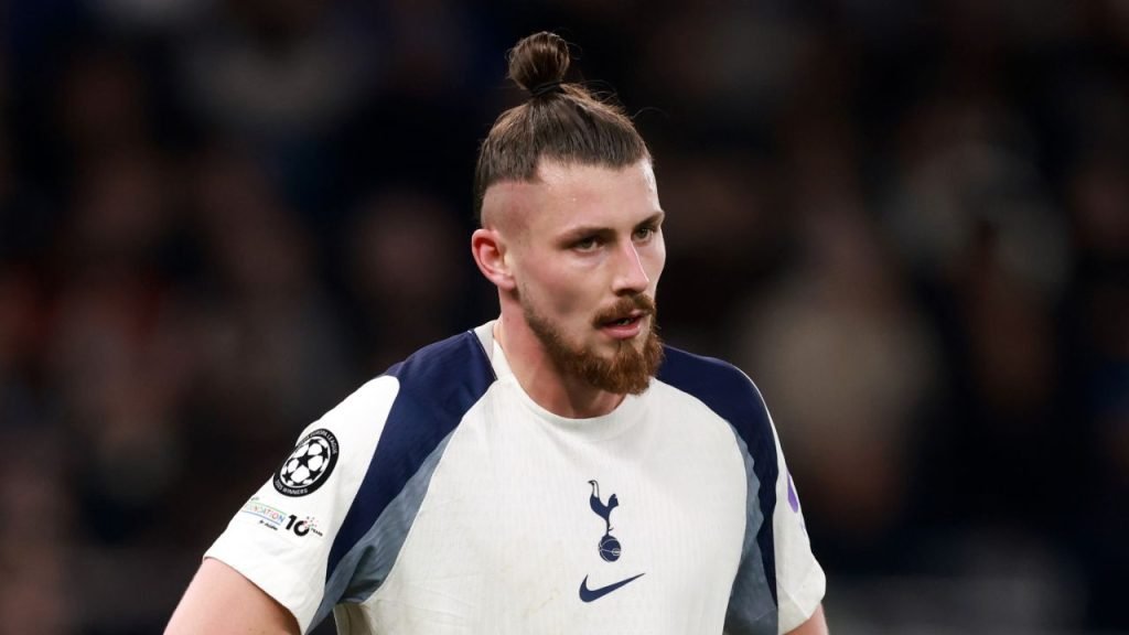 Situația dificilă de la Tottenham riscă să afecteze serios veniturile lui Radu Drăgușin, fundașul român transferat recent la clubul englez