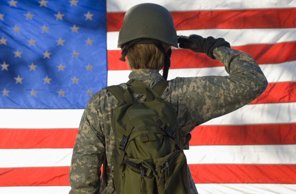 O fostă veterană a armatei americane este acuzată că a distribuit informații clasificate despre o unitate de comando de elită unui jurnalist, punând astfel în pericol securitatea națională și viața militarilor, potrivit unui oficial