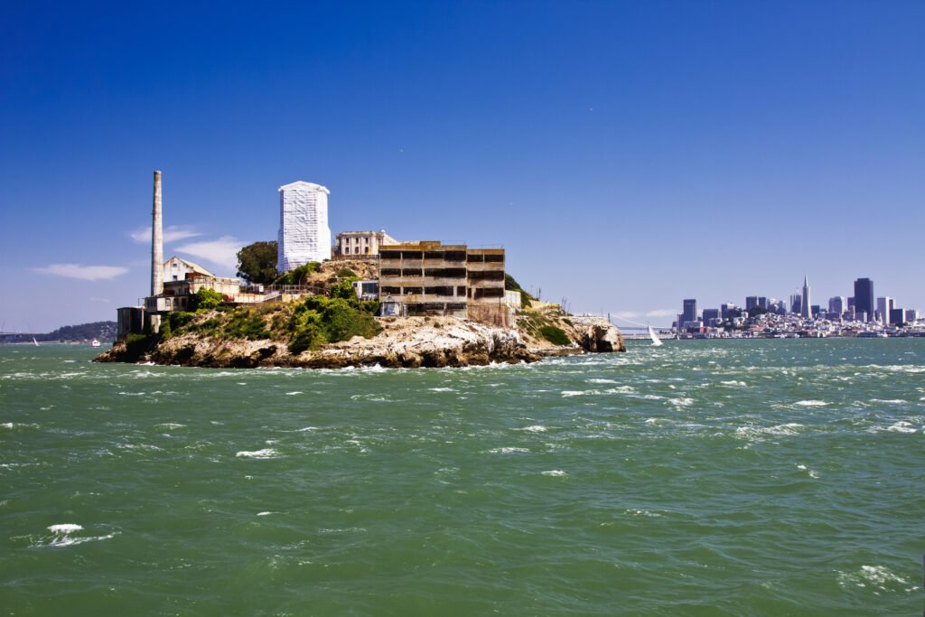 Închisoarea Alcatraz ar putea fi redeschisă: SUA cer 152 de milioane de dolari pentru o închisoare de ultimă generație WASHINGTON – Faimoasa închisoare Alcatraz, simbol al crimei și misterului, ar putea fi redeschisă