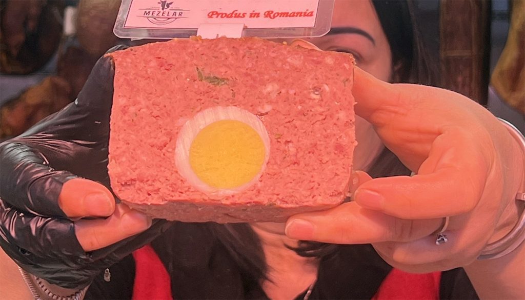 Înainte de Paște, Piața Obor din București se transformă într-un adevărat paradis gastronomic, unde tradiția se împletește cu oferta variată a comercianților
