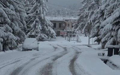 Harghita Băi, blocată de zăpadă: Navetiștii au mers pe jos, contracte expirate