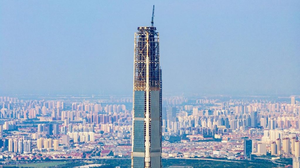 Mega-zgârie-nori de 596 de metri, finalizat după 18 ani! Un simbol nelocuit