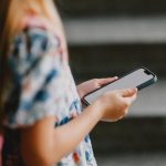 Ecranele-ucigașe: Grecia interzice social media minorilor sub 15 ani