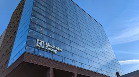 Electrolux Închide Fabrica din Ungaria: Mii de Locuri de Muncă, În Pericol