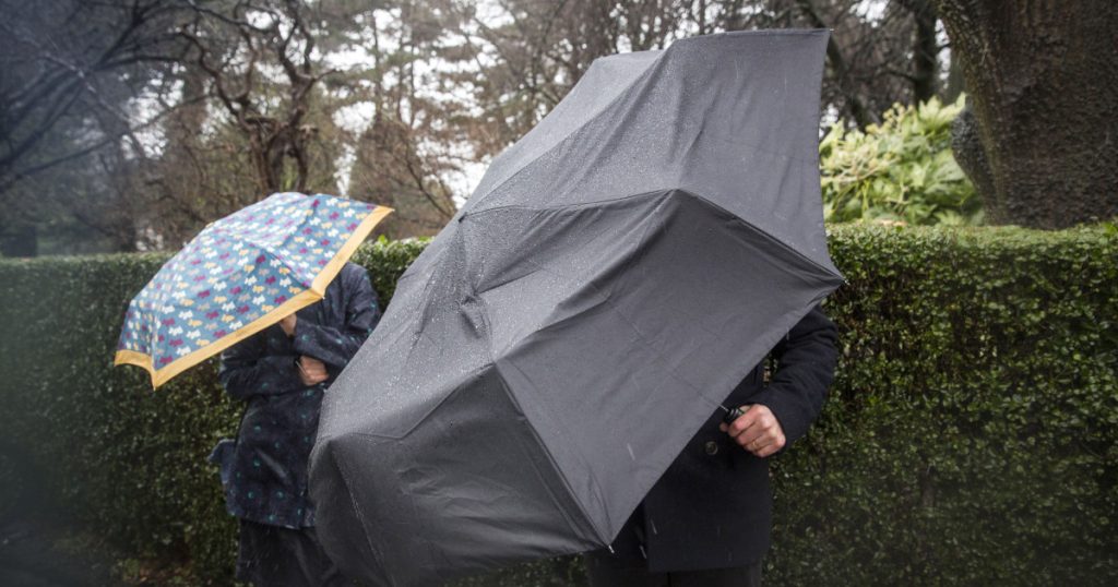 Vreme SUMBRĂ în România: Ploi, vânt puternic și ninsori. Alertă Cod Galben ANM