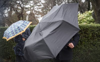 Vreme SUMBRĂ în România: Ploi, vânt puternic și ninsori. Alertă Cod Galben ANM