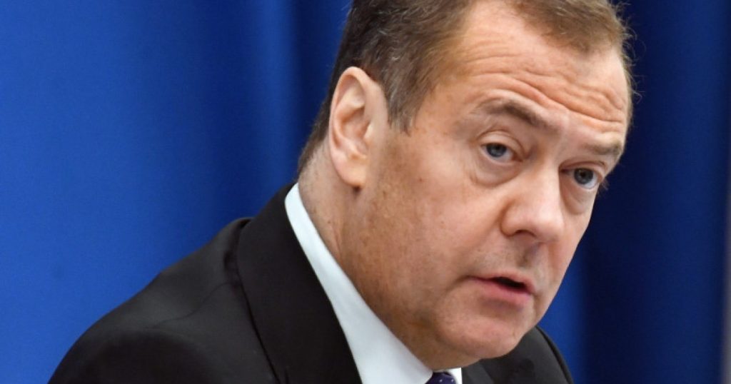 Medvedev, redactor-șef: Noile manuale școlare rusești, sub semnul lui Putin