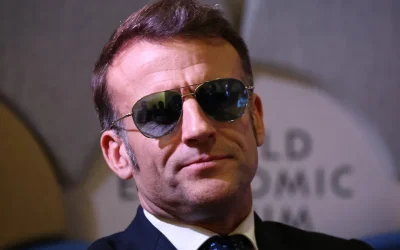 Macron dă „ecranele” pe spate: O zi lunară fără device-uri pentru adolescenți