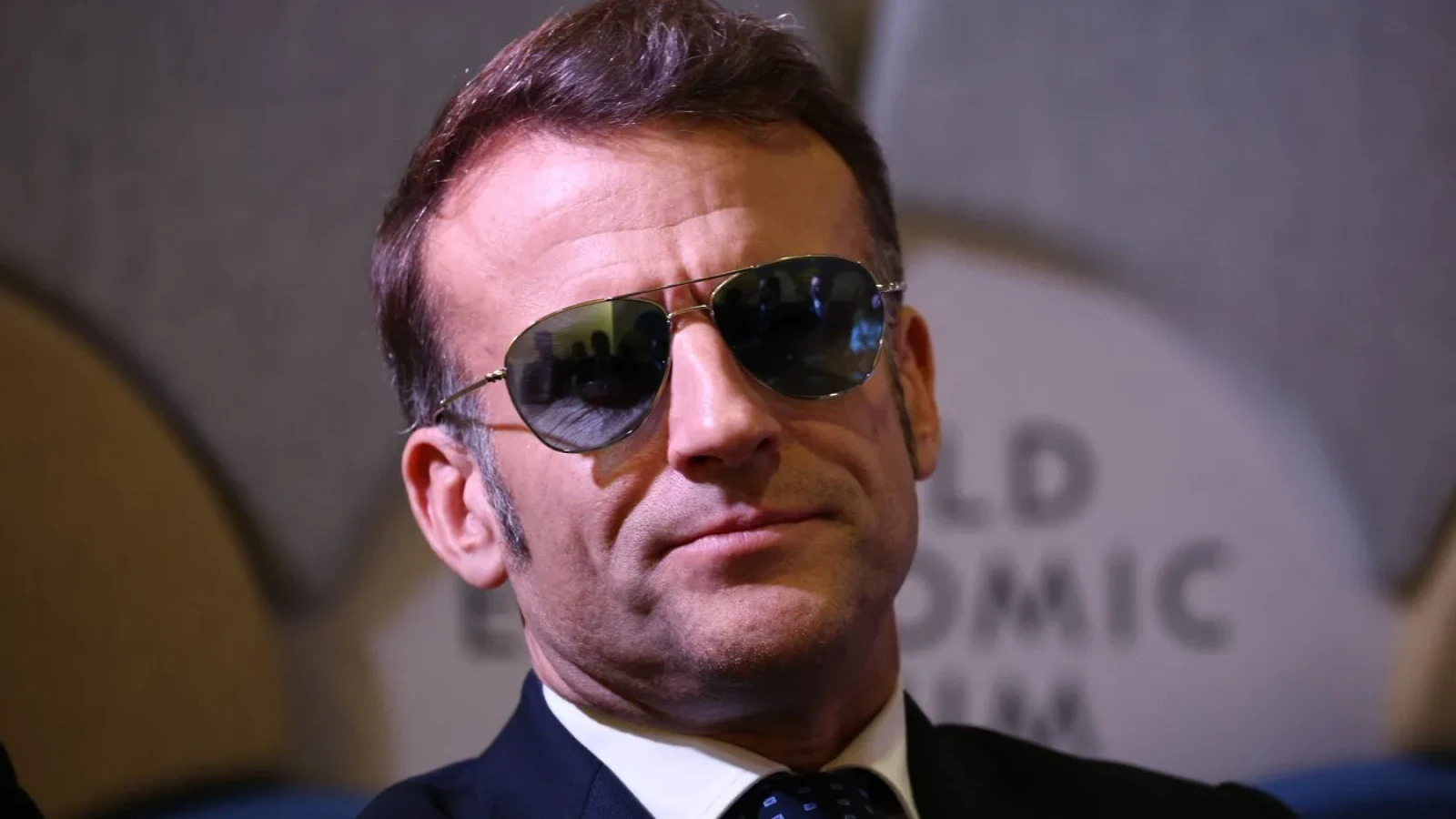 Macron dă „ecranele” pe spate: O zi lunară fără device-uri pentru adolescenți