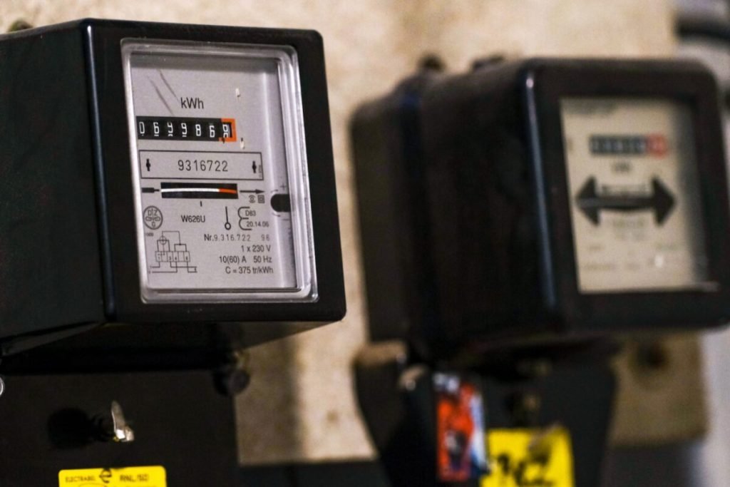 Prețurile mari la energie în orele de vârf rămân o problemă pentru România, crede SECRETARUL de stat CRISTIAN BUȘOI București – Creșterea producției interne de energie, investițiile în capacitățile de stocare și o gestionare mai eficientă a consumului sunt soluțiile pe care le vede SECRETARUL de stat în MINISTERUL Energiei, CRISTIAN BUȘOI, pentru a reduce prețurile mari la energie electrică înregistrate în orele de vârf