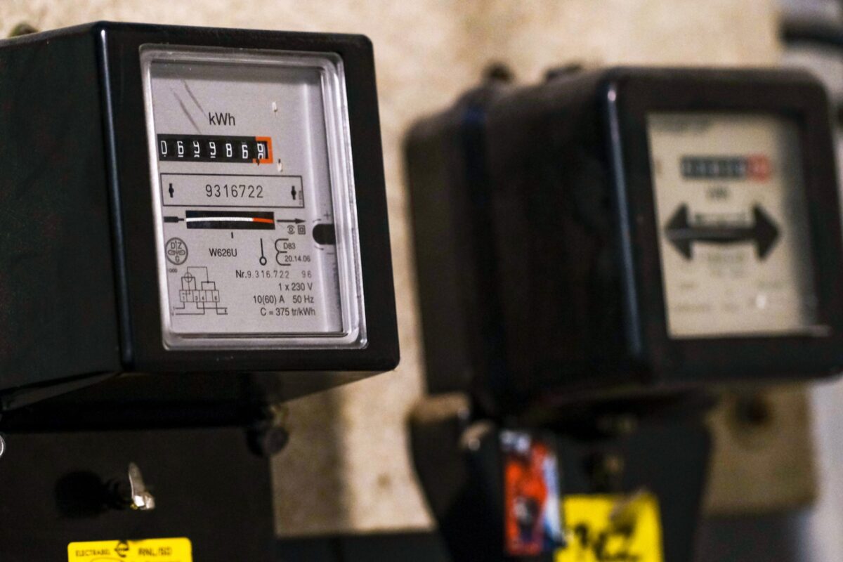 Prețurile mari la energie în orele de vârf rămân o problemă pentru România, crede SECRETARUL de stat CRISTIAN BUȘOI București – Creșterea producției interne de energie, investițiile în capacitățile de stocare și o gestionare mai eficientă a consumului sunt soluțiile pe care le vede SECRETARUL de stat în MINISTERUL Energiei, CRISTIAN BUȘOI, pentru a reduce prețurile mari la energie electrică înregistrate în orele de vârf