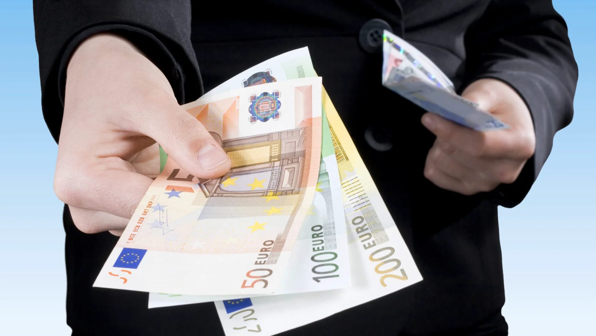 Guvernul german pregătește măsuri pentru a combate situațiile în care plata cu cardul este refuzată, mai ales în orașe mari precum BERLIN sau MUNCHEN