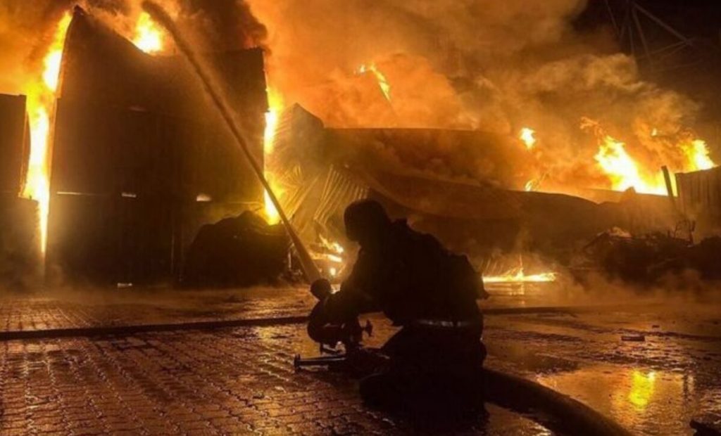 Doi Tineri, Arestați Preventiv Pentru Incendierea unei Case din Galați