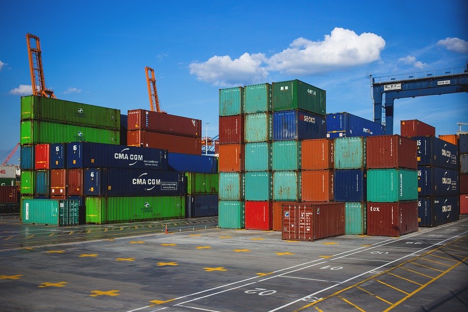Exporturile ROMÂNIEI au înregistrat o scădere în primele două luni din 2026, în timp ce importurile au continuat să scadă, arată ultimele date disponibile