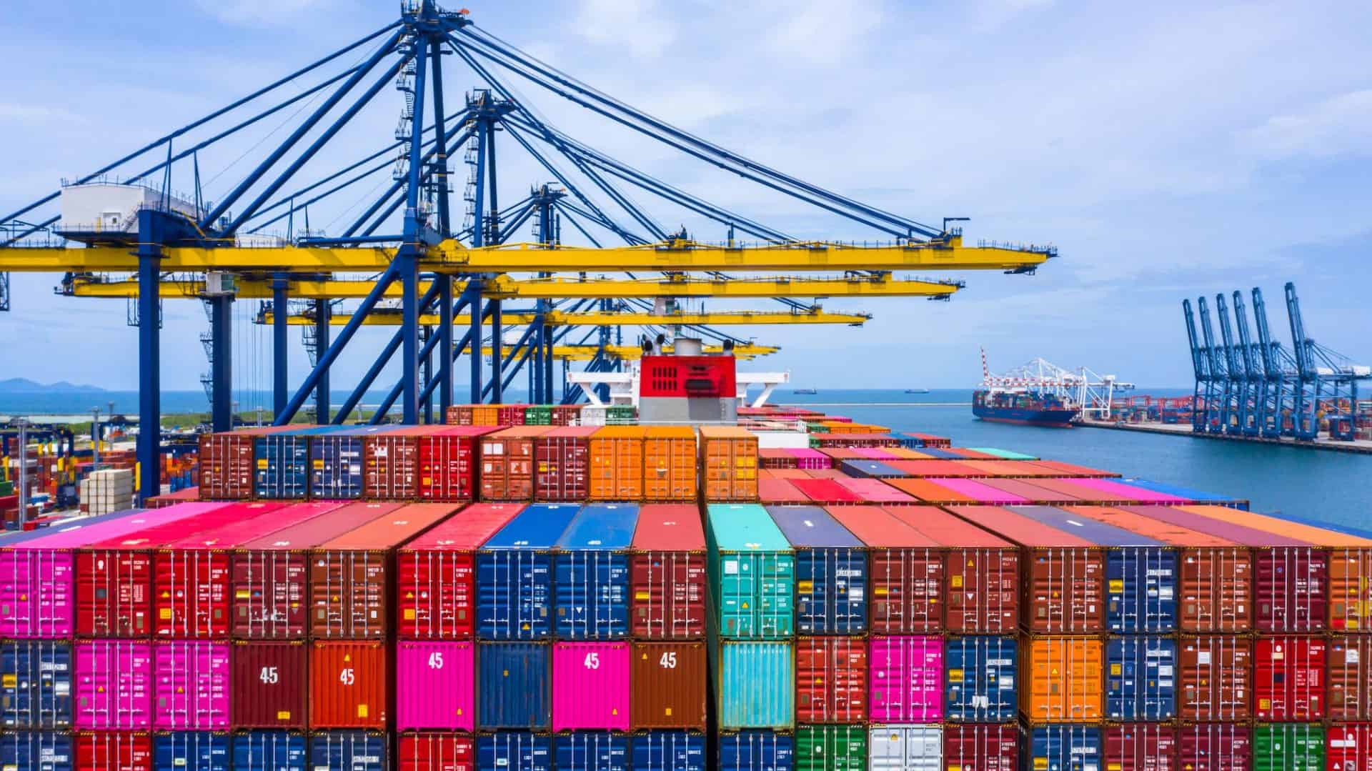 Deficitul comercial s-a redus, dar prețul este scăderea consumului Deficitul comercial al României a înregistrat o scădere semnificativă în primele două luni ale anului 2026, indicând o ajustare a balanței economice