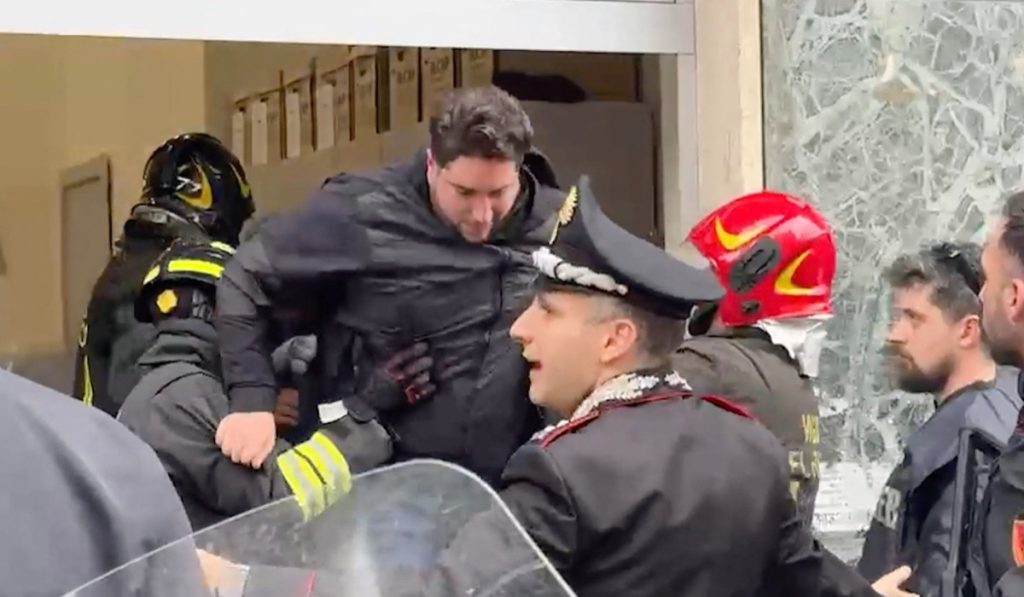 Teroare în Napoli: Jaf armat la bancă, 25 de ostatici luați