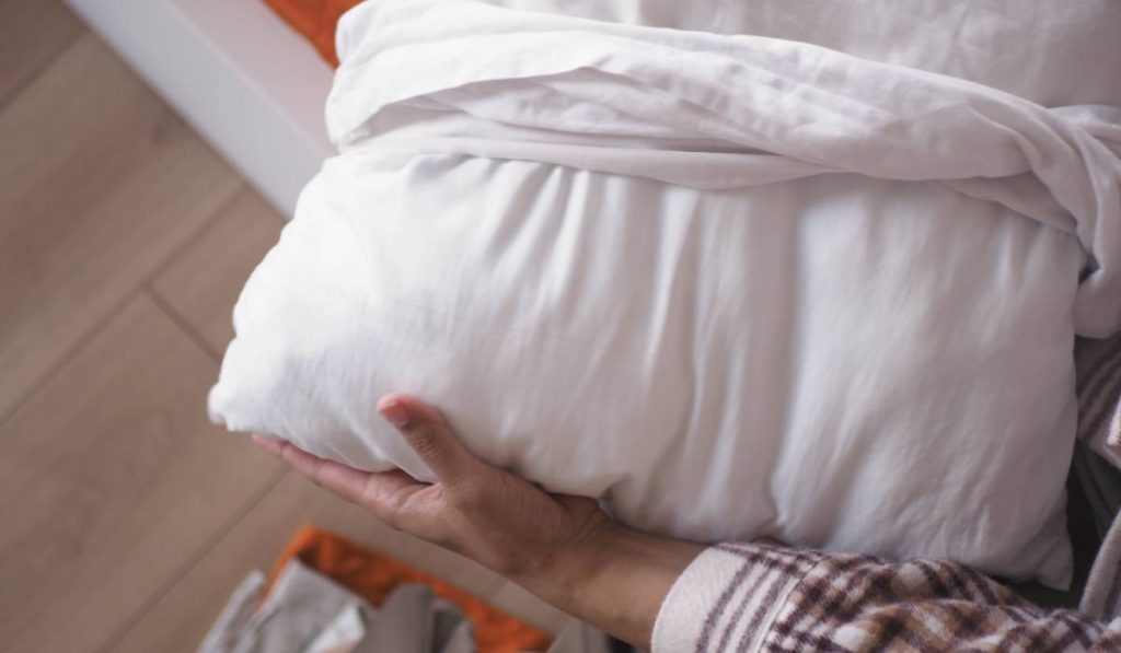 Cât de des schimbi fața de pernă? Trucul simplu pentru un somn sănătos