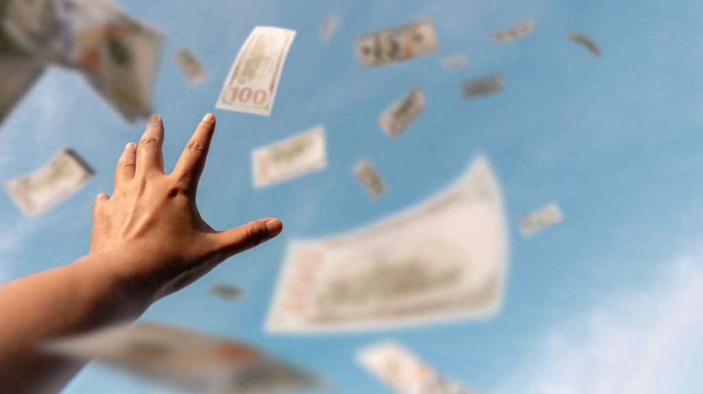 După ceartă în familie, o femeie a aruncat 160.000 de dolari de la balcon