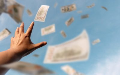 După ceartă în familie, o femeie a aruncat 160.000 de dolari de la balcon