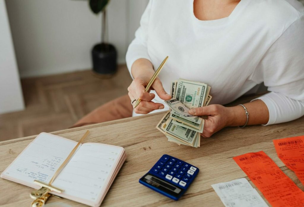 Tineri, tot mai dependenți financiar de părinți Experții cer reguli clare