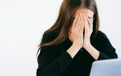 Milenialii, generația „cocoșată”: Avertismentul experților despre ecrane