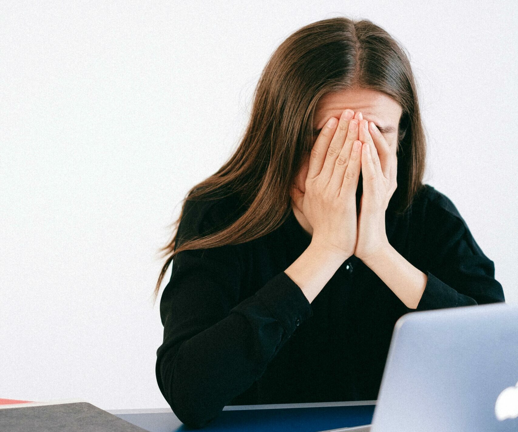 Utilizarea excesivă a telefoanelor și a computerelor afectează sănătatea fizică Utilizarea constantă a telefoanelor mobile, a computerelor și a tabletelor începe să lase urme adânci asupra sănătății fizice a oamenilor