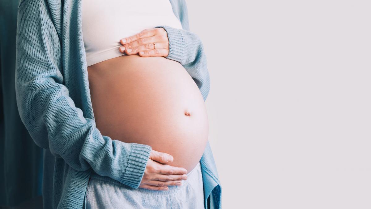 În ciuda riscurilor asociate, poziția culcat pe spate este cea mai frecvent utilizată în prezent în timpul nașterilor, o practică cu origini surprinzătoare