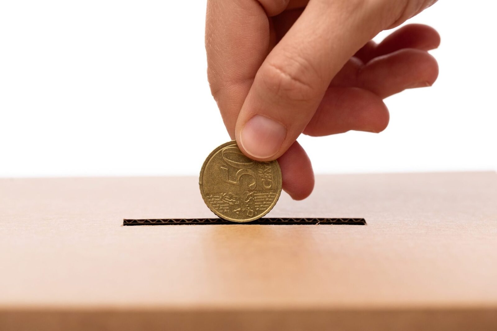 Cum scapă tinerii de dependența financiară: Sfaturi de la experți din România
