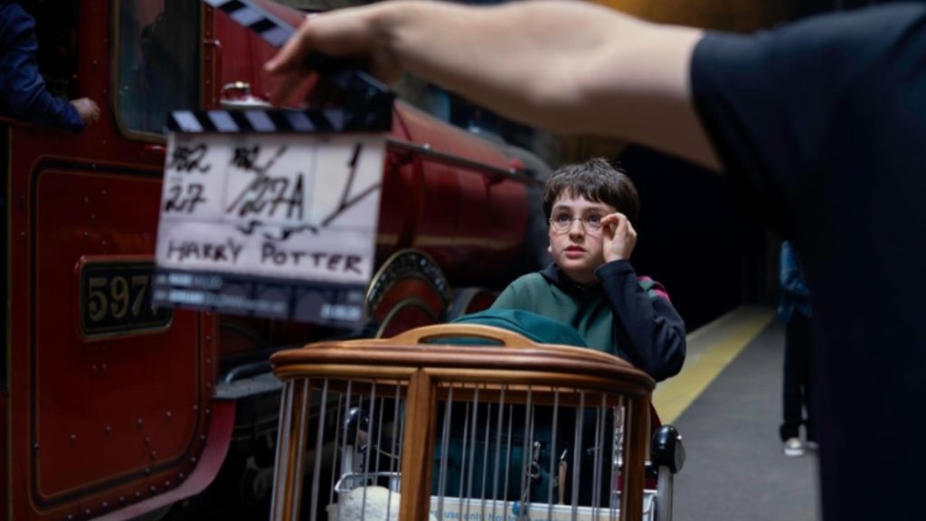 „Finding Harry” – Documentarul care pregătește terenul pentru noua serie HBO Documentarul „Finding Harry: The Craft Behind the Magic Special”, disponibil pe HBO Max, se dovedește a fi mai mult decât o simplă retrospectivă a universului „Harry Potter”