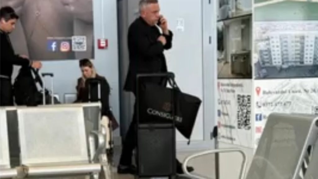Barbu, cu geantă Louis Vuitton de 5.000 de euro: „Nu știu ce e aia!”